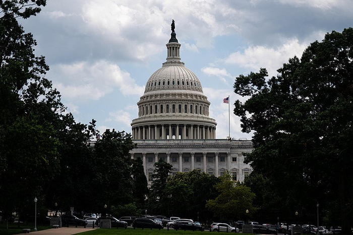 【蜗牛棋牌】特朗普：支持推进“限制总统战争权”的共和党议员不应连任