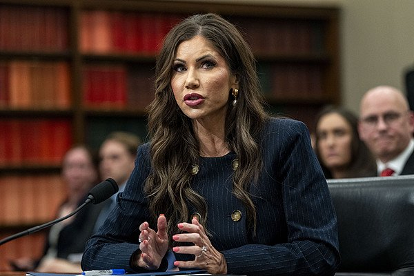 【蜗牛棋牌】美国土安全部部长称将向明尼苏达州增派数百名警员