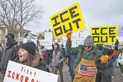 【蜗牛棋牌】美民众自发监控移民机构行动：吹哨发出警告，拍摄执法画面