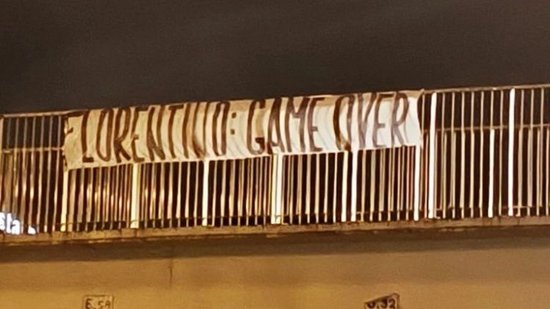 【蜗牛棋牌】皇马球迷挂横幅抗议：弗洛伦蒂诺，失败接着失败，江郎才尽的主席