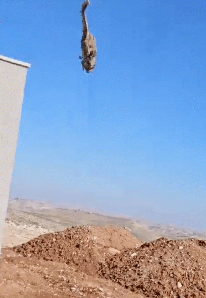 【蜗牛棋牌】现场画面！以军“黑鹰”直升机在空中吊挂作业时坠落，尾梁断裂