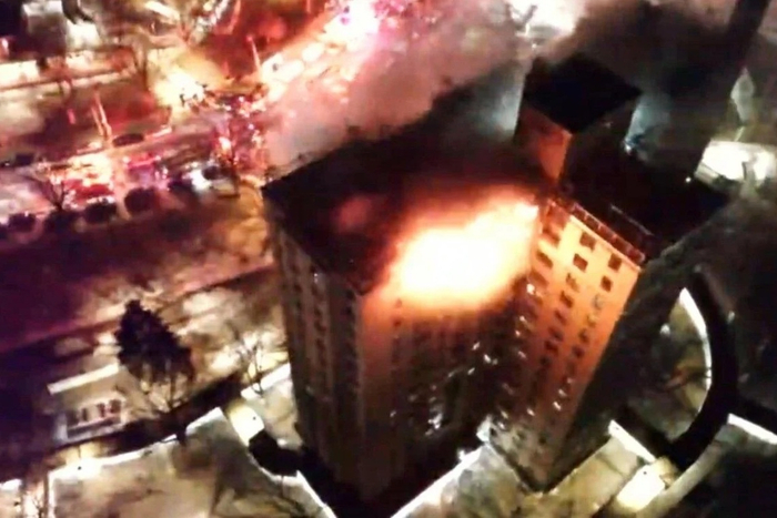 【蜗牛棋牌】美国纽约一高层公寓顶层发生大火