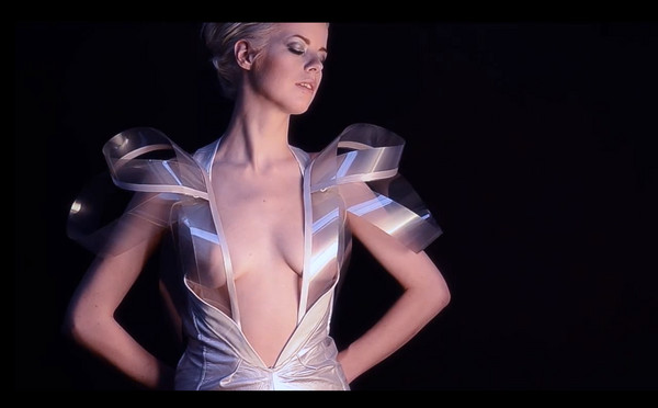 【蜗牛棋牌】工口「透明衣」問世，妹子一激動裙子就會消失！