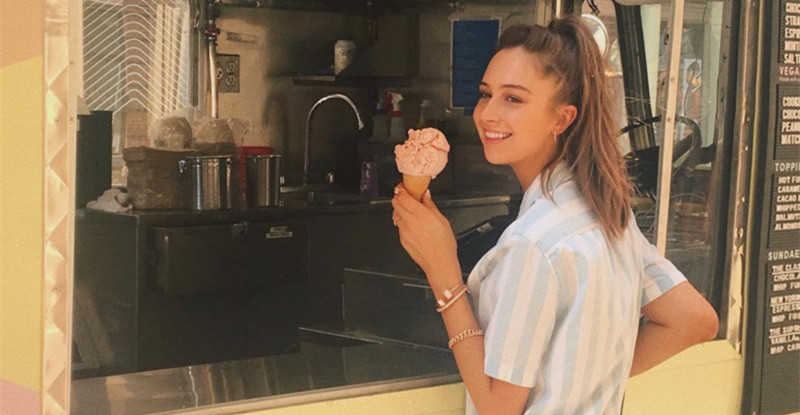 【蜗牛棋牌】消暑聖品！「冰淇淋女孩」回眸一笑融化千萬網友　果然是甜入心坎裡