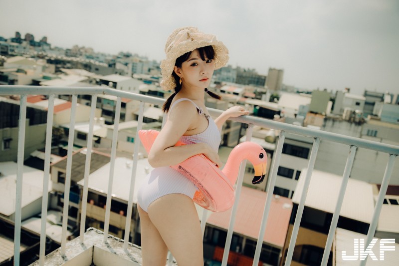 【蜗牛棋牌】翹臀美乳大方露！電眼美少女「倩倩」性感連身泳裝好想和她一起玩水！