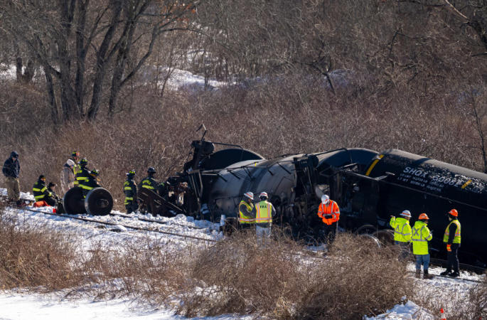 【蜗牛棋牌】美国一列载有危险化学品的列车脱轨