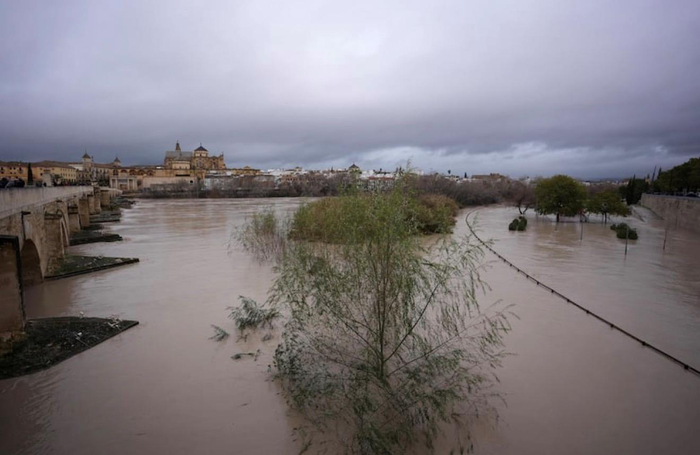 【蜗牛棋牌】西班牙南部遭风暴侵袭 超1.1万人被迫撤离家园