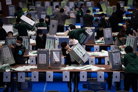 【蜗牛棋牌】“高市早苗采取突袭战术进行的政治豪赌，算是赌赢了”