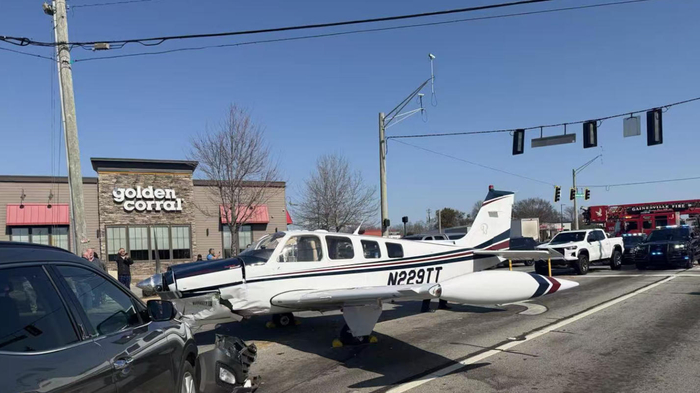 【蜗牛棋牌】美国佐治亚州一小型飞机公路迫降连撞数辆汽车 多人受伤