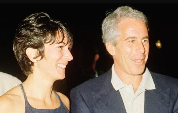 【蜗牛棋牌】爱泼斯坦前女友马克斯韦尔接受美国国会质询