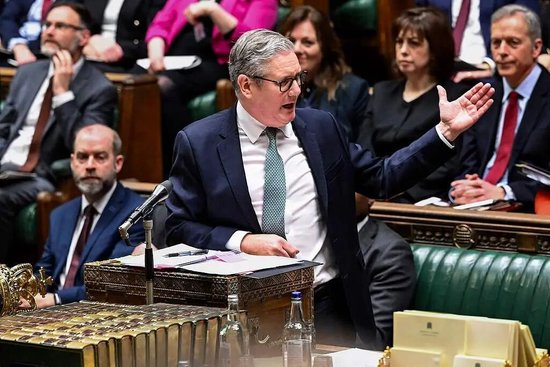 【蜗牛棋牌】英国首相，逃不过爱泼斯坦丑闻风暴？