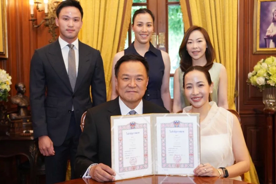 【蜗牛棋牌】咖啡店结缘，泰总理与恋爱4年的女友登记结婚：上午领证，下午继续开会