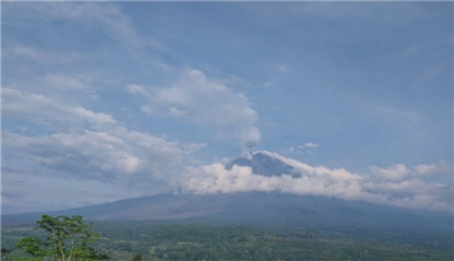 【蜗牛棋牌】印尼塞梅鲁火山喷发 火山灰柱高约800米