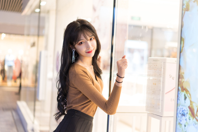 【蜗牛棋牌】長腿妹大尺度「開腿熱舞」狂露該邊線　卸妝後真相卻讓人崩潰