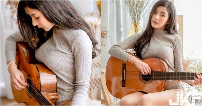 【蜗牛棋牌】「清純大奶吉他妹」在家不穿褲！「白皙美腿」配奶夾吉他的畫面好誘人！