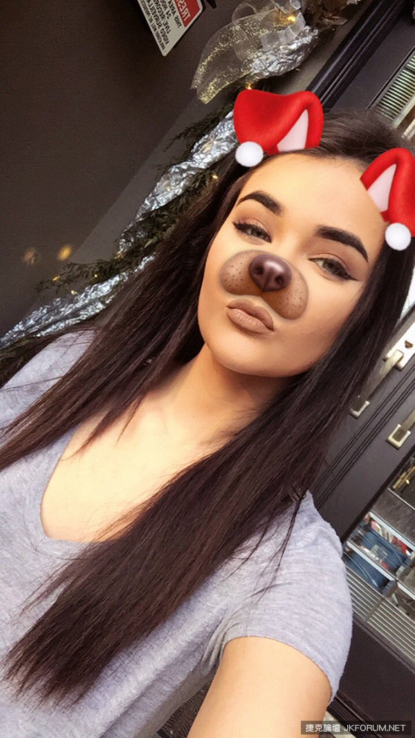 【蜗牛棋牌】比主角更搶戲，她把「性感自拍照」一上傳就成為熱搜關鍵字的理由竟然是？！