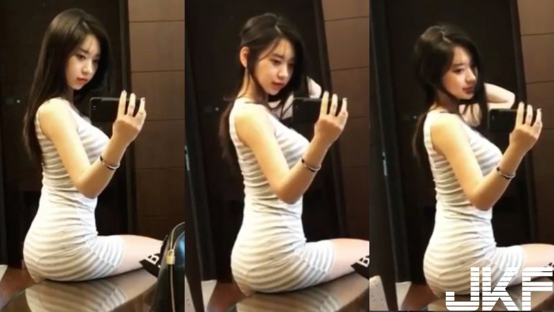 【蜗牛棋牌】邪惡翹臀，搔首弄姿！S曲線辣妹一個「肉臀」坐在桌上，實在讓人癢得受不了！