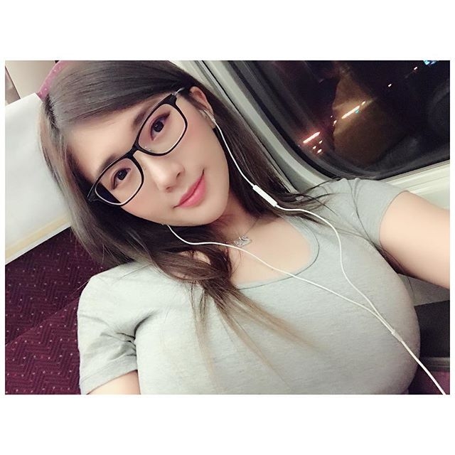 【蜗牛棋牌】台灣處處是美景！火車上「巨乳正妹」自拍畫面好衝擊，乳量把鏡頭擠得好滿啊！