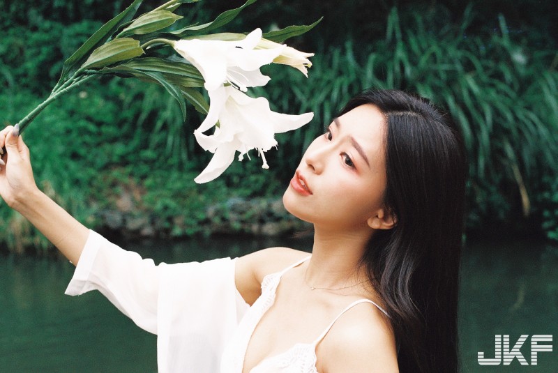 【蜗牛棋牌】火辣的純白誘惑！正妹高材生「張芳瑜」野溪玩耍，「渾圓嫩乳」溢出好性感