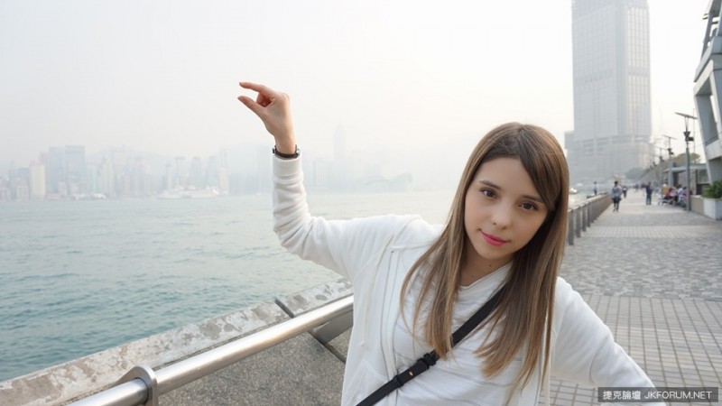 【蜗牛棋牌】混血正妹求ps太陽在手裡　不能免俗的被惡搞啦！