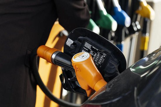 【蜗牛棋牌】国际油价突破每桶100美元 为2022年以来首次