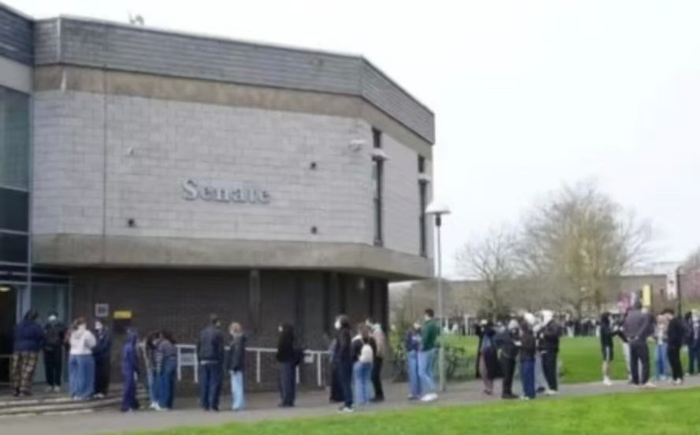 【蜗牛棋牌】英国一夜店爆发致命脑膜炎疫情已致2死，中国留学生：不少人戴口罩，排队预约疫苗，学校已取消所有线下活动