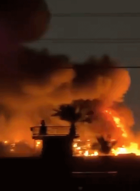 【蜗牛棋牌】伊拉克巴格达的美使馆后勤保障营地遭袭引发大火