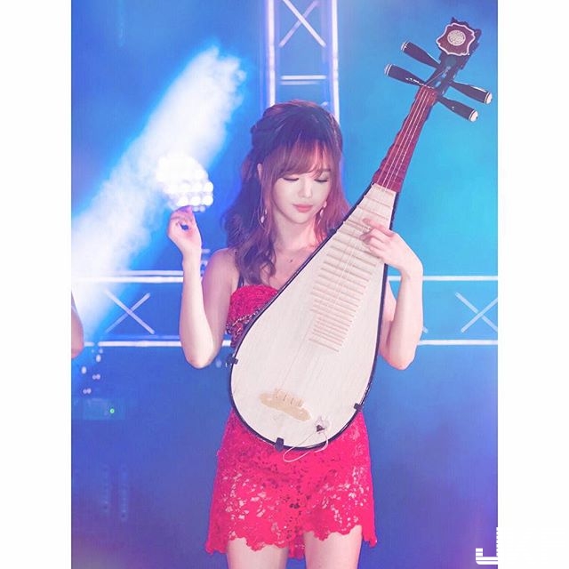 【蜗牛棋牌】E罩杯琵琶手正妹「丘涵」，巨乳撐琵琶，畫面波濤洶湧，觀眾也不自覺跟著「乳動」！