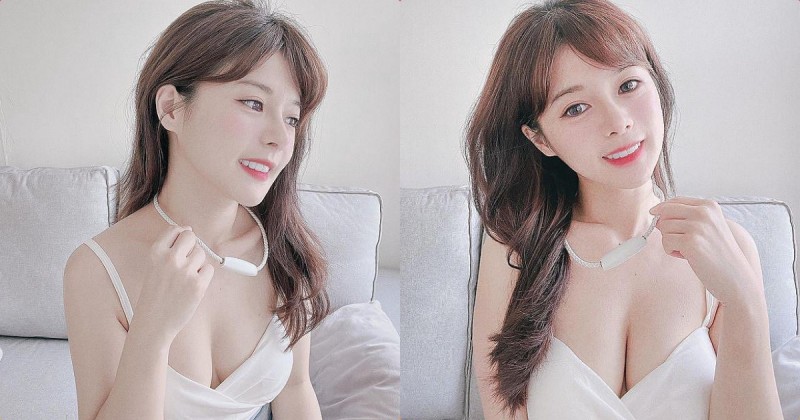 【蜗牛棋牌】正妹「小花姐接」深V裝放送乳溝，「白嫩酥胸」造型太挑逗！