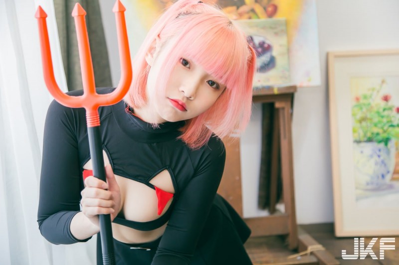 【蜗牛棋牌】二次元少女「咖咖」挖空爆乳服辣到翻，超深事業線瞬間把你征服！