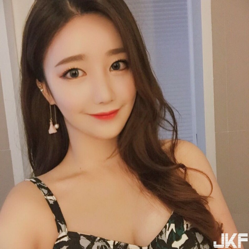 【蜗牛棋牌】乳量滿滿！氣質出眾「Ｇ奶」老師，「緊身爆乳」太邪惡誰還能專心上課…