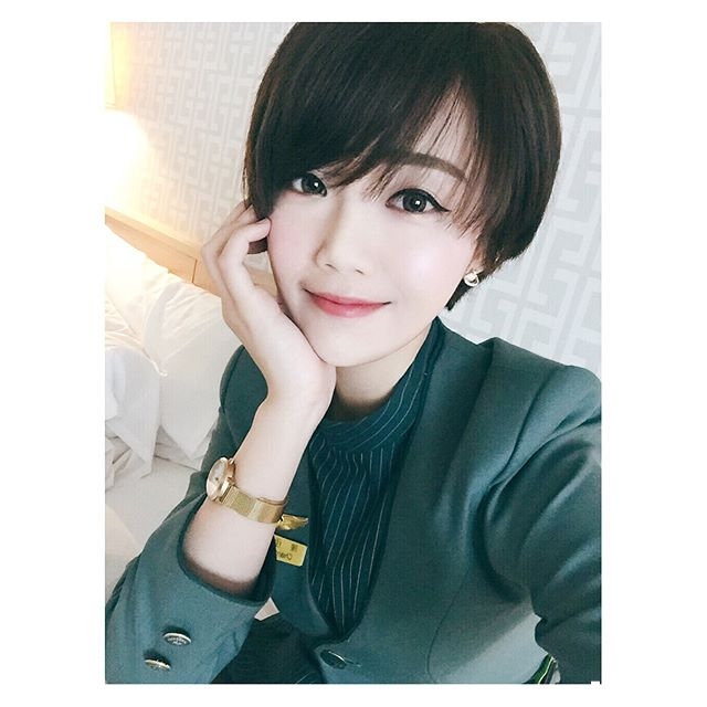 【蜗牛棋牌】長榮空姐各個都是「隱乳系正妹」，甜美短髮搭配海邊比基尼嫩乳，乳照實在美到太犯規！