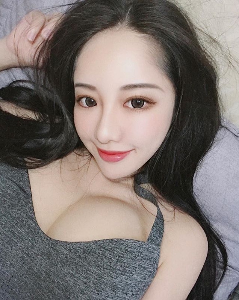 【蜗牛棋牌】滿到溢出來了！白皙嫩乳妹「張瑜庭」躺在床上的「溢乳視角」簡直讓人精盡人亡阿！