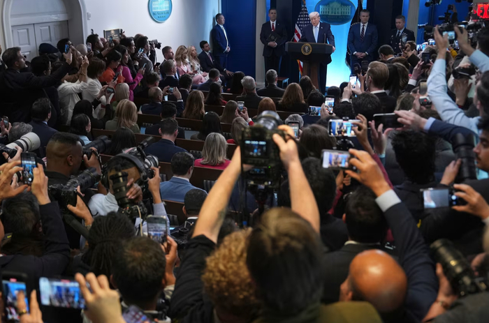 【蜗牛棋牌】特朗普再发威胁:若伊朗不在7日20时前“投降” 将打击其民用设施