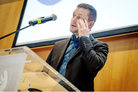 【蜗牛棋牌】格陵兰岛自治政府总理回应特朗普：“我们不是一块冰”！