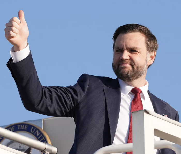 【蜗牛棋牌】长谈21小时未果，万斯离开前竖大拇指，特朗普关键时刻看格斗赛 ，伊朗：不着急