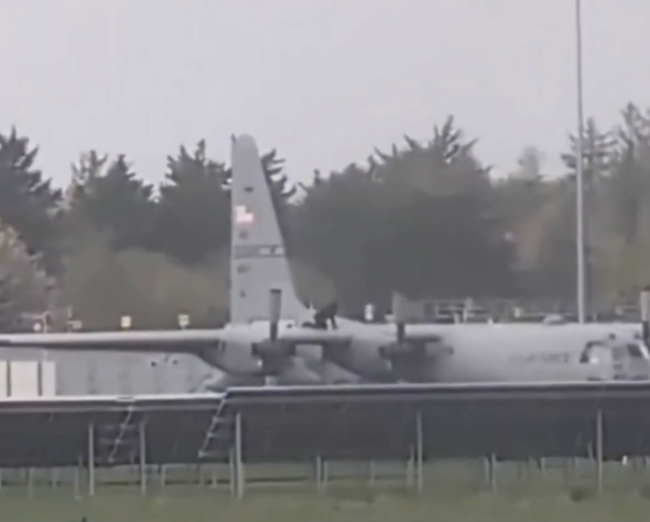 【蜗牛棋牌】外媒：一男子“持斧”闯入爱尔兰机场砸坏美军运输机，已被警方逮捕