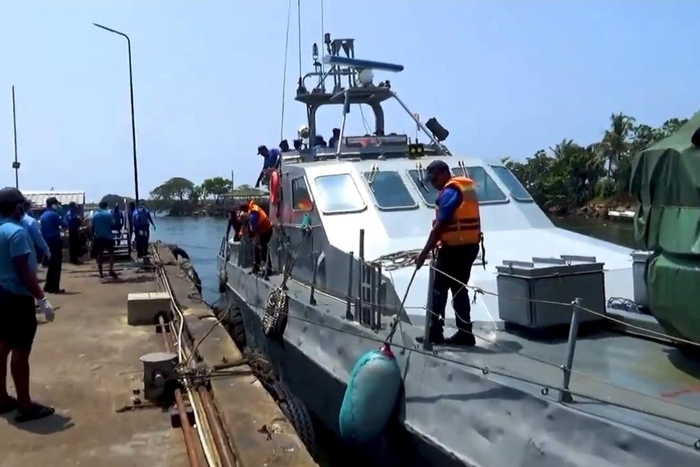 【蜗牛棋牌】伊朗“德纳”号护卫舰幸存人员从斯里兰卡启程回国