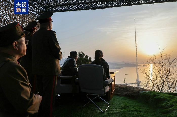 【蜗牛棋牌】朝鲜试射地对地战术弹道导弹 金正恩观摩