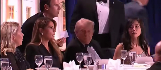 【蜗牛棋牌】枪击案发生时，特朗普旁边的华裔女记者是谁？出生于中国厦门，她的提问曾让特朗普愤怒离场，去年出任白宫记者协会主席