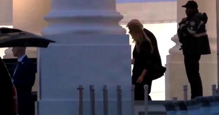 【蜗牛棋牌】特朗普详述白宫记协晚宴枪击案：枪声响起时，他一度不愿撤离现场，“并不担心，想看看发生了什么”