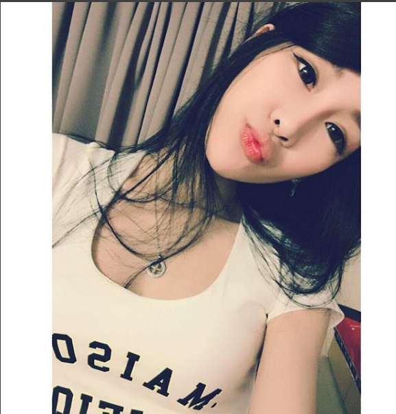 【蜗牛棋牌】細腰嫩乳妹「佳佳」，還有一雙會笑的眼睛，仔細一神，原來是一位「機場警察」啊！