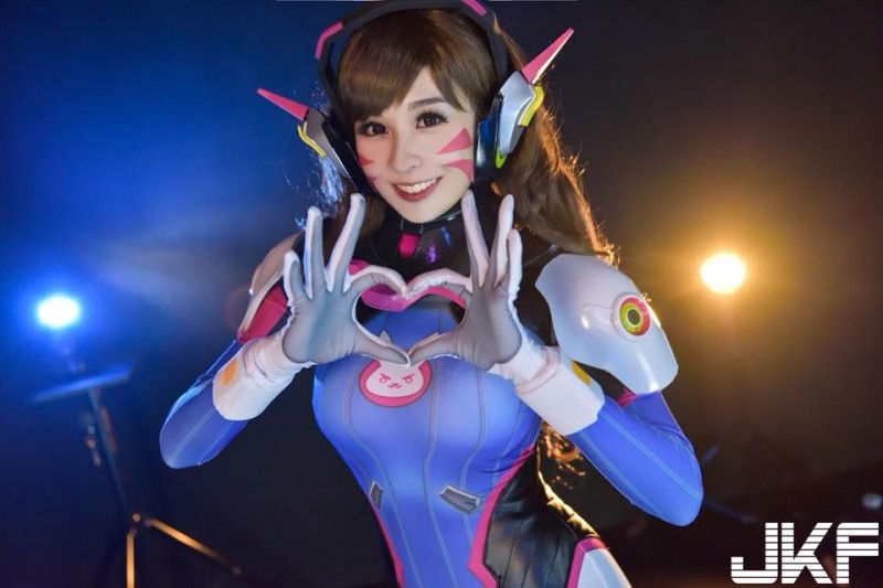 【蜗牛棋牌】極品Coser化身巨乳《鬥陣特攻》D.Va　衣服訂製太小件…奶子炸出來啦！！！