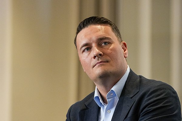 【蜗牛棋牌】英国前卫生和社会福利大臣称将竞选工党党首