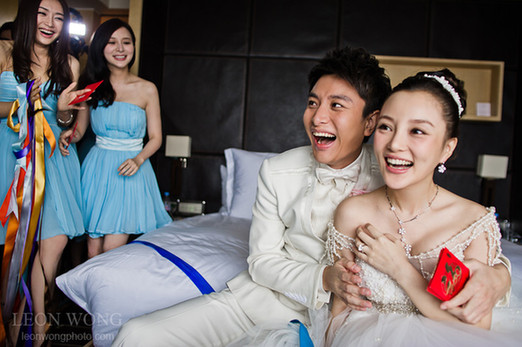 【蜗牛棋牌】婚禮玩很大！妻子被多名男子扒光光，老公笑呵呵