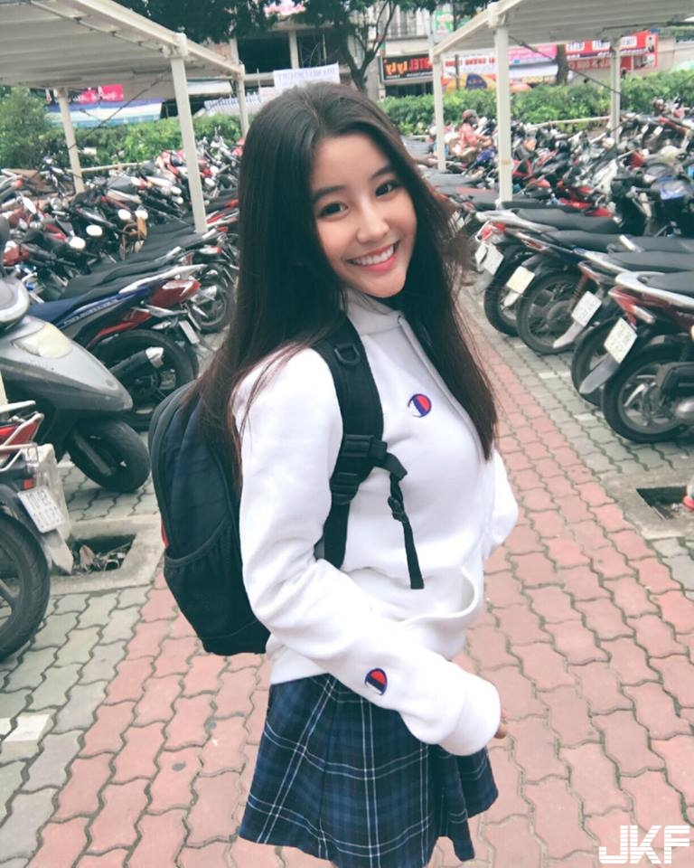 【蜗牛棋牌】越南「零缺點女神」！16歲清純高中生，白白圓圓的好身材：想來一段越南情緣了！