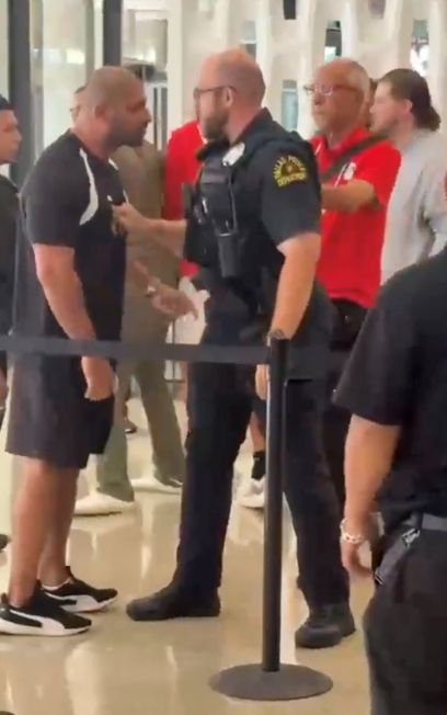 【蜗牛棋牌】视频疯传!埃及球队领队等人与美警察发生肢体冲突,事后称已接受警方道歉