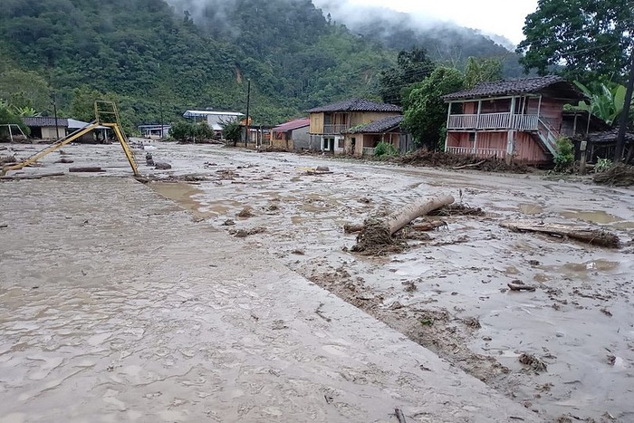 【蜗牛棋牌】厄瓜多尔山洪致9人死亡 一省长在灾害中失踪