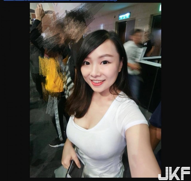 【蜗牛棋牌】廣播電台女主播「好胸」！藏不住的隱乳呼之欲出，感覺滿到要彈出來了….
