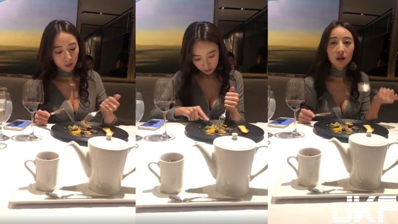 【蜗牛棋牌】巨乳妹切牛排「肉跟著深溝亂晃」　4秒影片網狂重播：浪費我半小時
